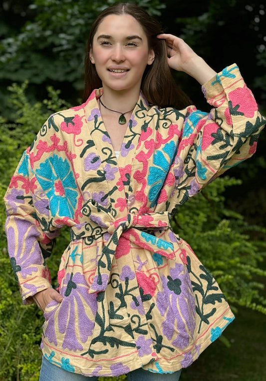 Traditional Suzani Belted Jacket – Hip-Length Elegance
Classic Elegant Beige Pastel Rosy Lilac Aqua