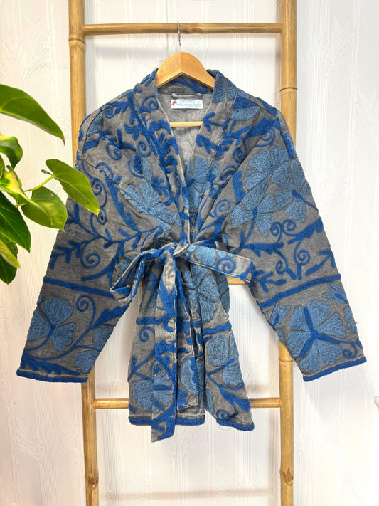 Traditional Suzani Belted Jacket – Hip-Length Elegance
Stonewash blue grey