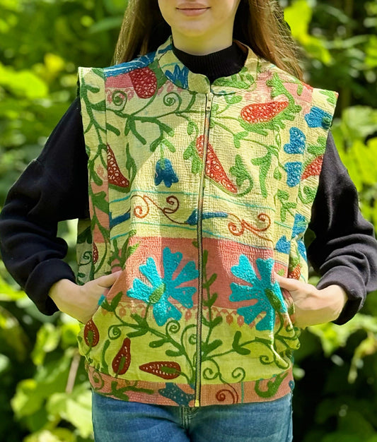 Vintage Kantha Sleeveless Zip Jacket with Suzani Embroidery – Handcrafted Green Floral
