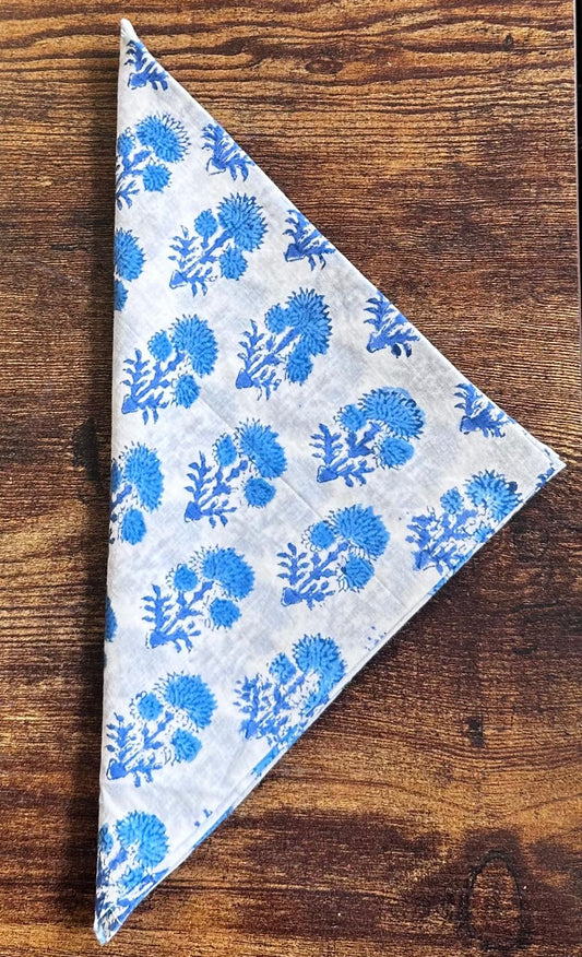 Everyday Charm: Cotton Napkins Elegant White with elegant blue flower
