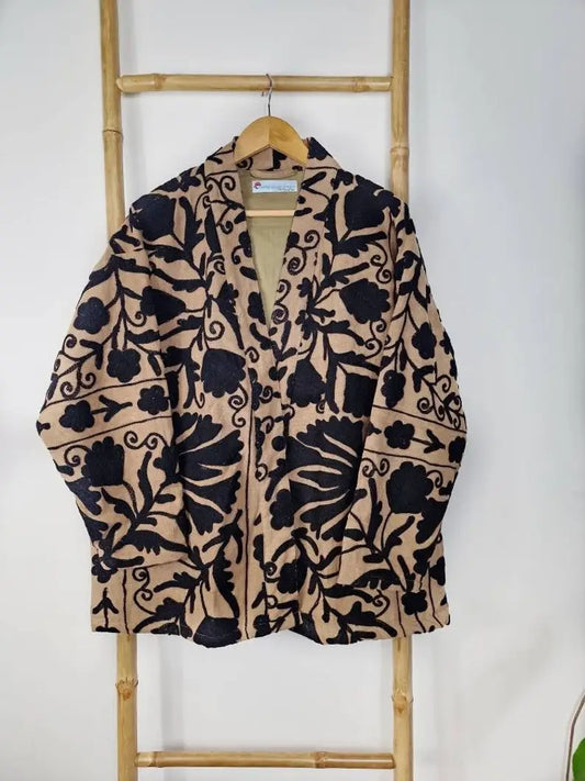 Traditional Suzani Belted Jacket – Hip-Length Elegance
Classic Elegant Sand Beige Black
